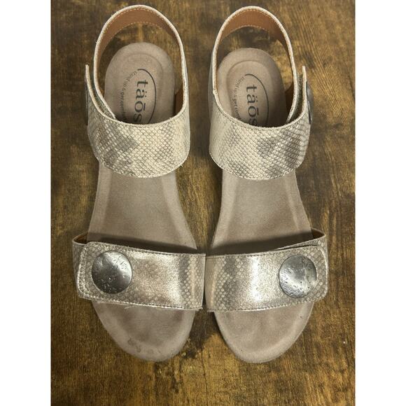 Taos Women's Carousel Silver Leather 2 Strap Wedge Sandal Size 39 US 8/8.5 - Picture 4 of 12